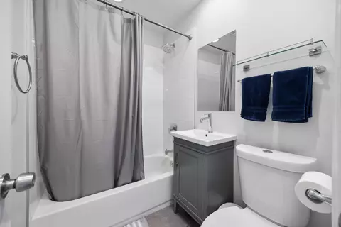 Bath - 6309 W Devon Ave, Chicago, IL 60646 photo 2 of 3