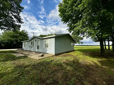 Exterior - 1008 Bloomington St, Dewitt, IL 61735 photo 2 of 4
