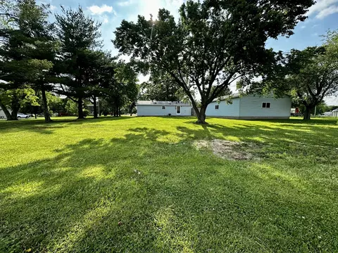 Exterior - 1008 Bloomington St, Dewitt, IL 61735 photo 3 of 4
