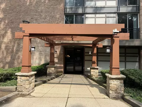 5800 Oakwood Dr #2J, Lisle, IL 60532