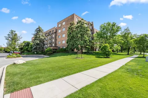 453 Raintree Dr #2E, Glen Ellyn, IL 60137
