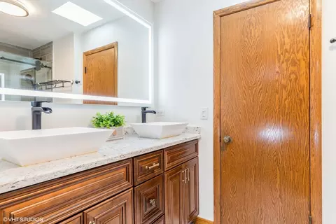 Bath - 69 Graymoor Ln, Olympia Fields, IL 60461 photo 3 of 4