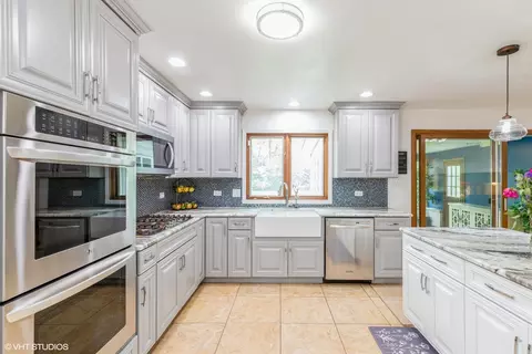 Kitchen - 69 Graymoor Ln, Olympia Fields, IL 60461 photo 3 of 4