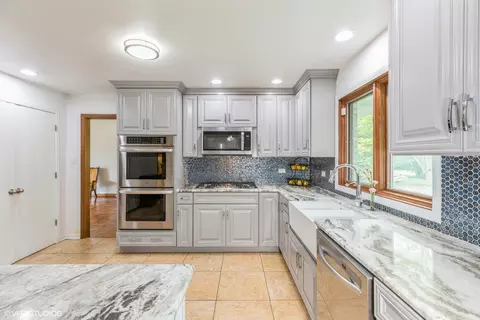 Kitchen - 69 Graymoor Ln, Olympia Fields, IL 60461 photo 2 of 4