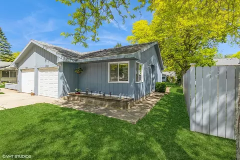 1214 Thomas Dr, Woodstock, IL 60098