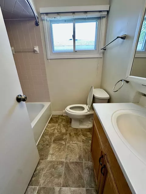 Bath - 319 Triggs Ave, Elgin, IL 60123 photo 1 of 1