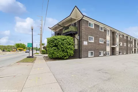 9307 Irving Park Rd #17, Schiller Park, IL 60176