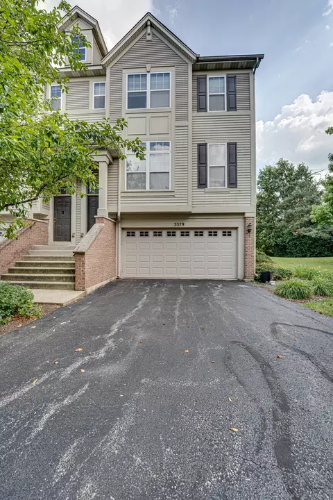 3379 Kentshire Cir, Aurora, IL 60504