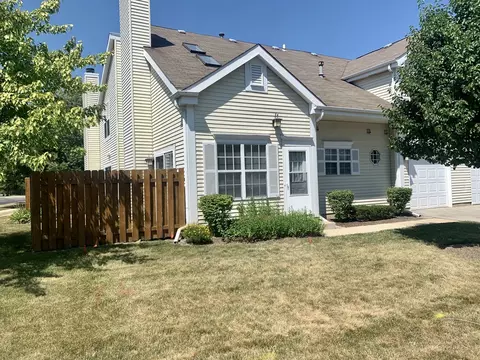 212 Kensington Ct, Gurnee, IL 60031