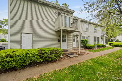 1697 Farragut Ct #A, Wheaton, IL 60189