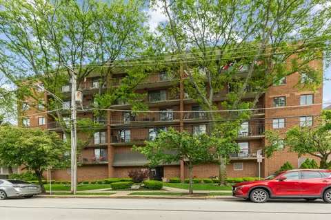 825 Center St #302, Des Plaines, IL 60016