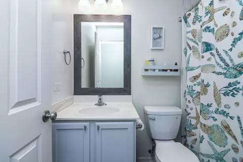 Bath - 3601 Daisy Ln, Elgin, IL 60124 photo 3 of 3