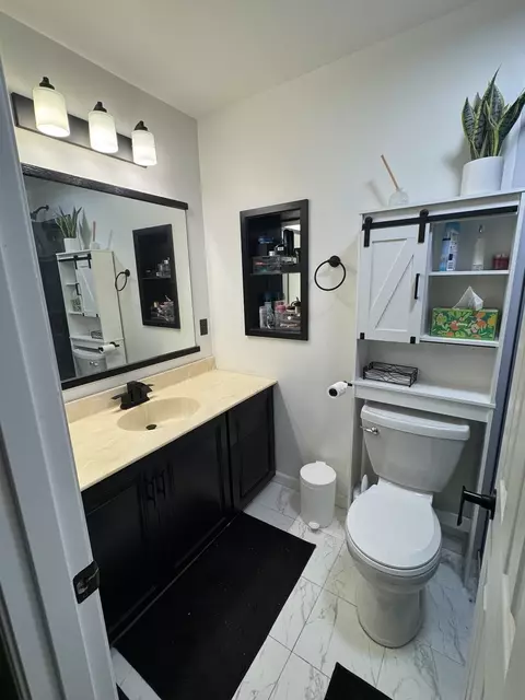 60 Pleasant St, Hoffman Estates, IL 60169 photo 7