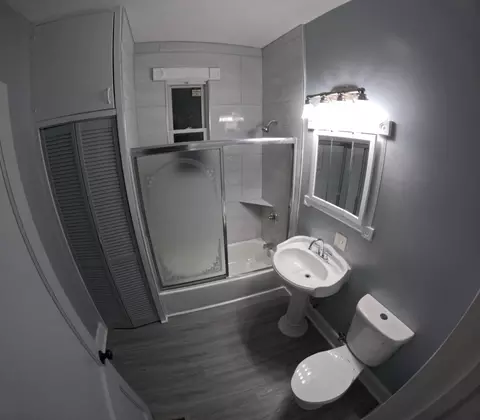Bath - 925 W 53rd St, Chicago, IL 60609 photo 1 of 3
