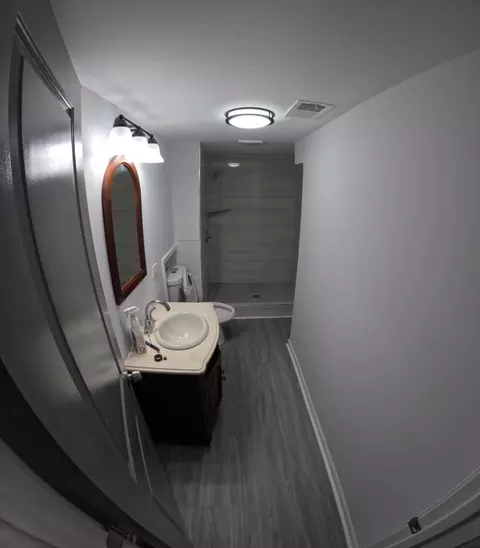 Bath - 925 W 53rd St, Chicago, IL 60609 photo 3 of 3