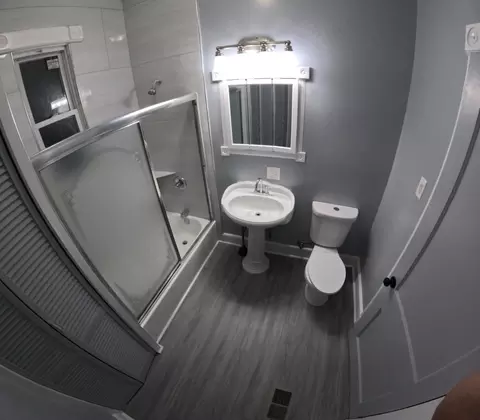 Bath - 925 W 53rd St, Chicago, IL 60609 photo 2 of 3