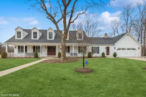 520 Sunset Ter, Lake Bluff, IL 60044