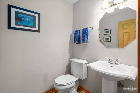 Bath - 2355 Avalon Ct, Aurora, IL 60503 photo 1 of 4