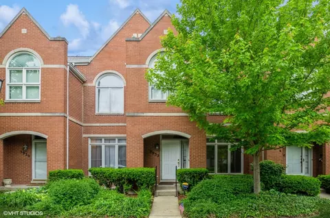5932 N Sauganash Ln, Chicago, IL 60646