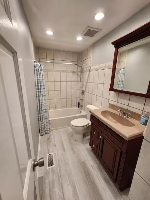 Bath - 271 E Cleburne Ave, Bartlett, IL 60103 photo 1 of 2