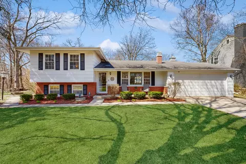 1 S550 Hawthorne Ln, Wheaton, IL 60189