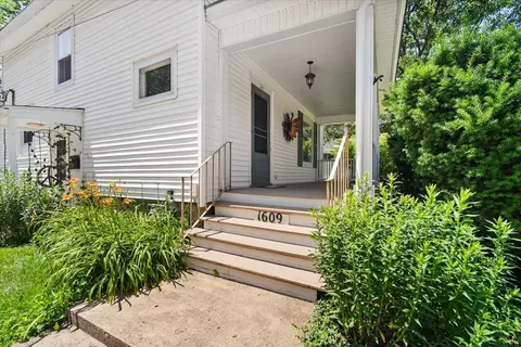 Exterior - 1609 E Taylor St, Bloomington, IL 61701 photo 3 of 8