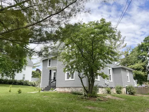 721 Dean St, Woodstock, IL 60098