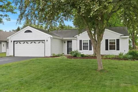 1125 Portsmouth Dr, Island Lake, IL 60042