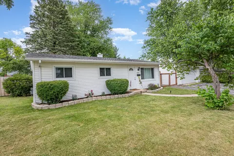 18548 W Woodland Ter, Gurnee, IL 60031