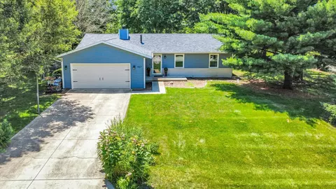 907 S Trailside Dr, Mahomet, IL 61853