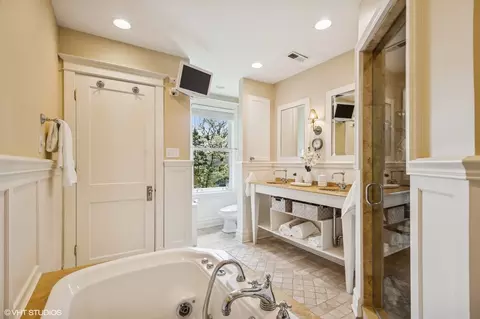 Bath - 548 Cherry St, Winnetka, IL 60093 photo 2 of 3