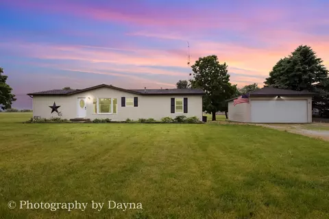 6934 E 5000 S Rd, Saint Anne, IL 60964