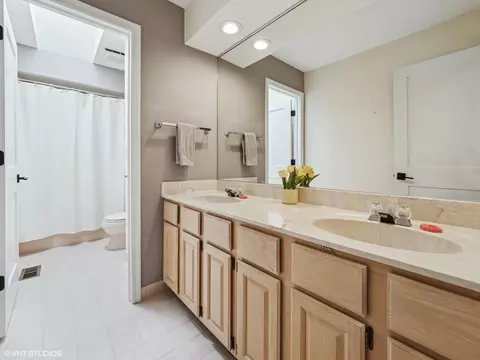 Bath - 1002 Elmdale Rd, Glenview, IL 60025 photo 4 of 5
