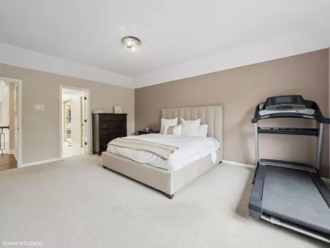 Bedroom - 1002 Elmdale Rd, Glenview, IL 60025 photo 3 of 9