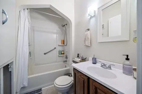 Bath - 572 Walnut Ave, Elgin, IL 60123 photo 1 of 4