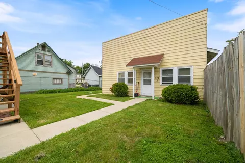 Exterior - 572 Walnut Ave, Elgin, IL 60123 photo 2 of 3