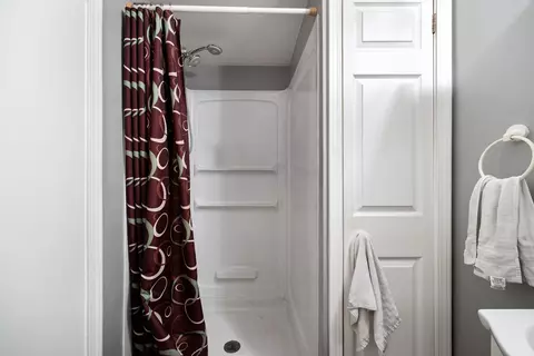 Bath - 572 Walnut Ave, Elgin, IL 60123 photo 4 of 4