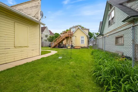 Exterior - 572 Walnut Ave, Elgin, IL 60123 photo 3 of 3