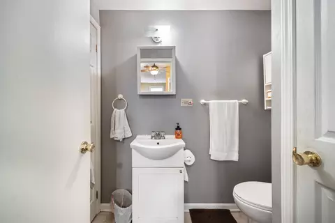 Bath - 572 Walnut Ave, Elgin, IL 60123 photo 3 of 4