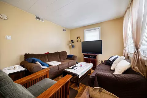 Living - 572 Walnut Ave, Elgin, IL 60123 photo 4 of 5