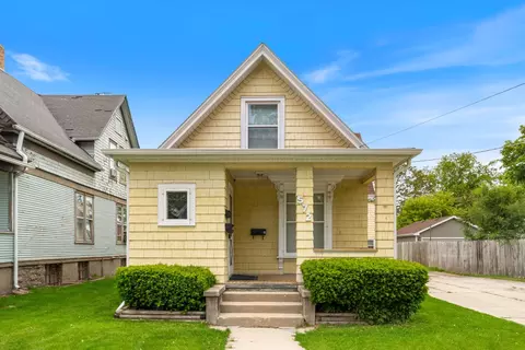 572 Walnut Ave, Elgin, IL 60123
