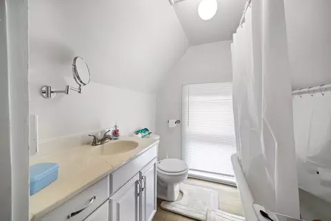 Bath - 572 Walnut Ave, Elgin, IL 60123 photo 2 of 4