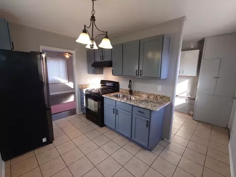 Kitchen - 1139 E Galena Blvd, Aurora, IL 60505 photo 1 of 2