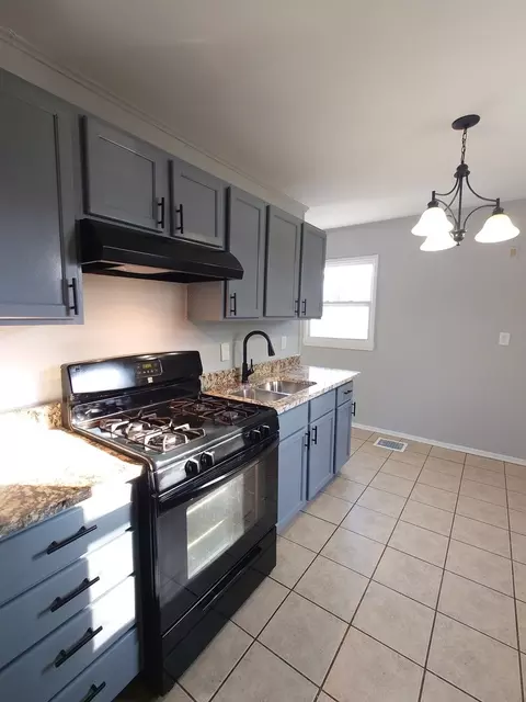 Kitchen - 1139 E Galena Blvd, Aurora, IL 60505 photo 2 of 2