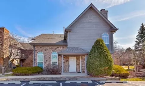 35 Foxcroft Rd #103, Naperville, IL 60565