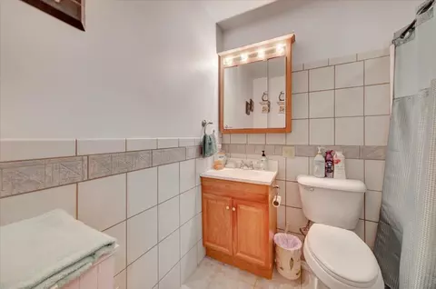 Bath - 2511 Sangamon Dr, Champaign, IL 61821 photo 3 of 4