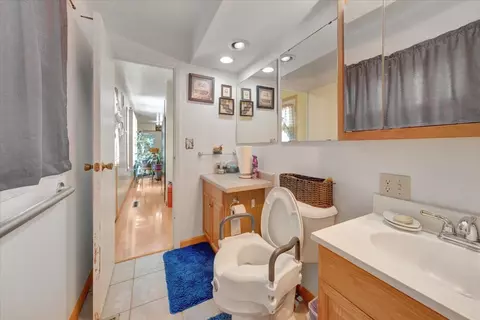 Bath - 2511 Sangamon Dr, Champaign, IL 61821 photo 2 of 4