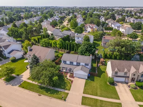 View/Area - 1712 Royal Pointe Dr, Bloomington, IL 61704 photo 3 of 6