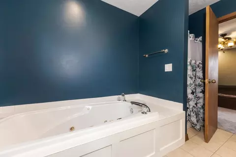 Bath - 1712 Royal Pointe Dr, Bloomington, IL 61704 photo 4 of 5