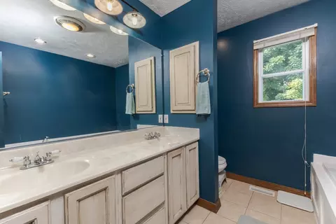 Bath - 1712 Royal Pointe Dr, Bloomington, IL 61704 photo 2 of 5